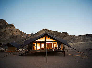 Hoanib Valley Camp: Gästezelt abends