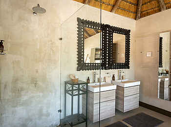 Mohlabetsi Safari Lodge: Das zweite Badezimmer einer Suite Mohlabetsi Safari Lodge: Das zweite Badezimmer einer Suite