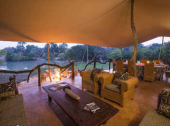 Mukambi Fig Tree Bush Camp: Die Lounge und im Hintergrund die Feuerstelle