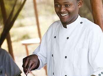 Ndutu Kati Kati Tented Camp: Der Chef beim Kochen