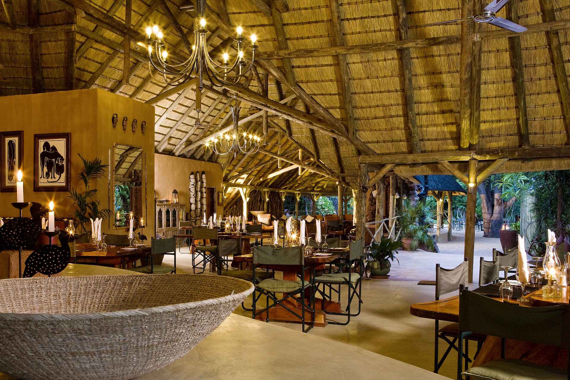 Okonjima Plains Camp: Main Area am Abend