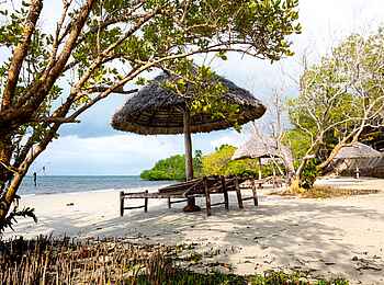 Pole Pole Bungalows: Liegen am Strand