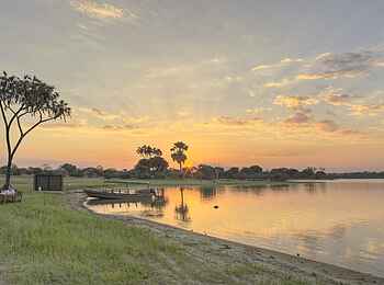 Roho ya Selous Camp: Dinner am See Roho ya Selous Camp: Dinner am See