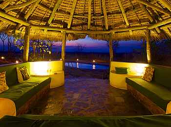 Stanley's Kopje Camp: Beleuchtete Sitzgruppe Stanley's Kopje Camp: Beleuchtete Sitzgruppe