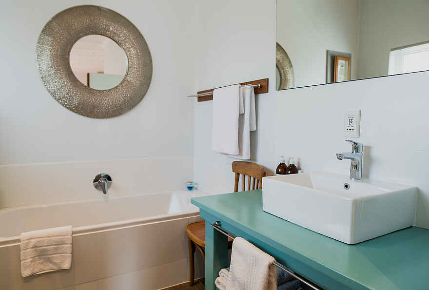 Whalesong Lodge: Badezimmer mit Badewanne Whalesong Lodge: Badezimmer mit Badewanne