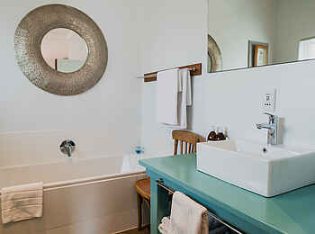 Whalesong Lodge: Badezimmer mit Badewanne Whalesong Lodge: Badezimmer mit Badewanne