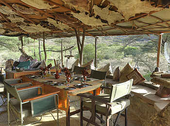 Koros Camp: Esstisch