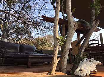 Ntemwa Busanga Bushcamp: Das Holzdeck der Unterkunft