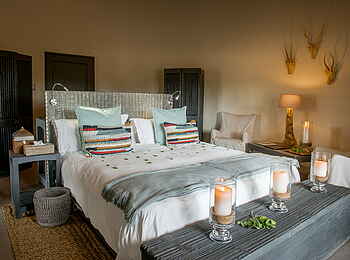 Simbavati River Lodge: Chalet mit großem Bett