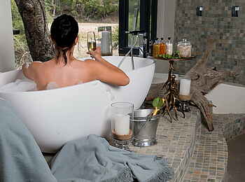 Simbavati River Lodge: Entspannendes Bad mit Champagner
