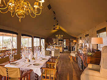 Verney's Camp: Gedeckte Tische