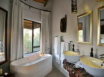 Wildtrack Safaris Eco Lodge: Gästebad mit Wanne und Doppelwaschtisch Wildtrack Safaris Eco Lodge: Gästebad mit Wanne und Doppelwaschtisch