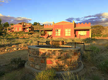 Desert Horse Inn: Stillgelegter Brunnen Desert Horse Inn: Stillgelegter Brunnen