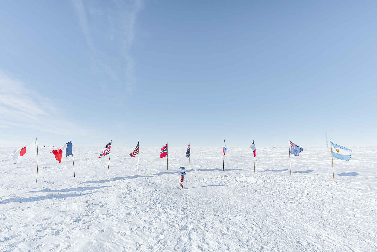 Dixie's Camp: Der Südpol umringt von Flaggen Dixie's Camp: Der Südpol umringt von Flaggen