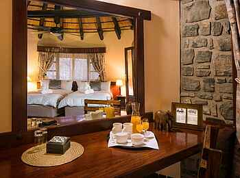 Etosha Mountain Lodge: Tisch mit Spiegel