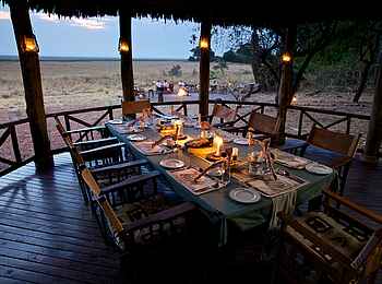 Katavi Wildlife Camp: Esstisch mit Blick zur Feuerstelle