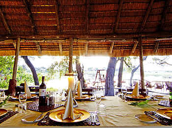Lagoon Camp: Blick aus dem Speisesaal zum Deck Lagoon Camp: Blick aus dem Speisesaal zum Deck