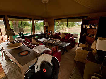 Lemala Ewanjan: Lounge