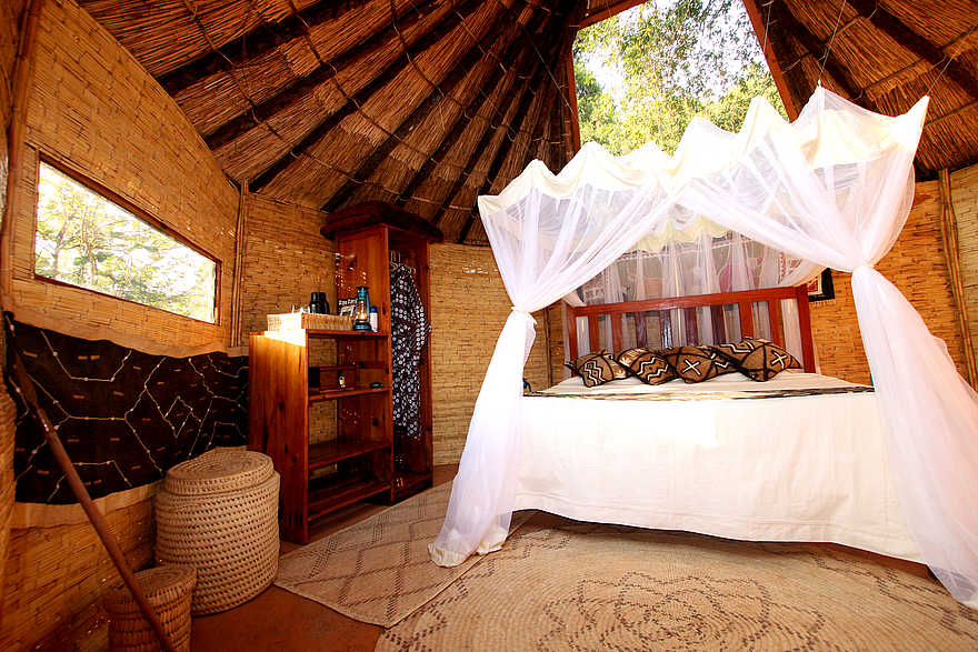 Mwamba Bush Camp: Doppelbett und Panoramafenster Mwamba Bush Camp: Doppelbett und Panoramafenster