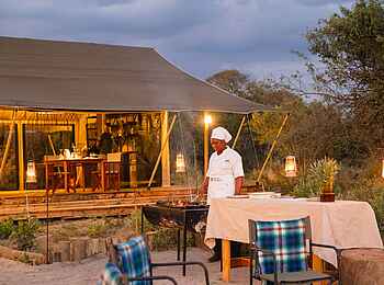 Nkasa Linyanti Camp: Vorbereitung des Dinners