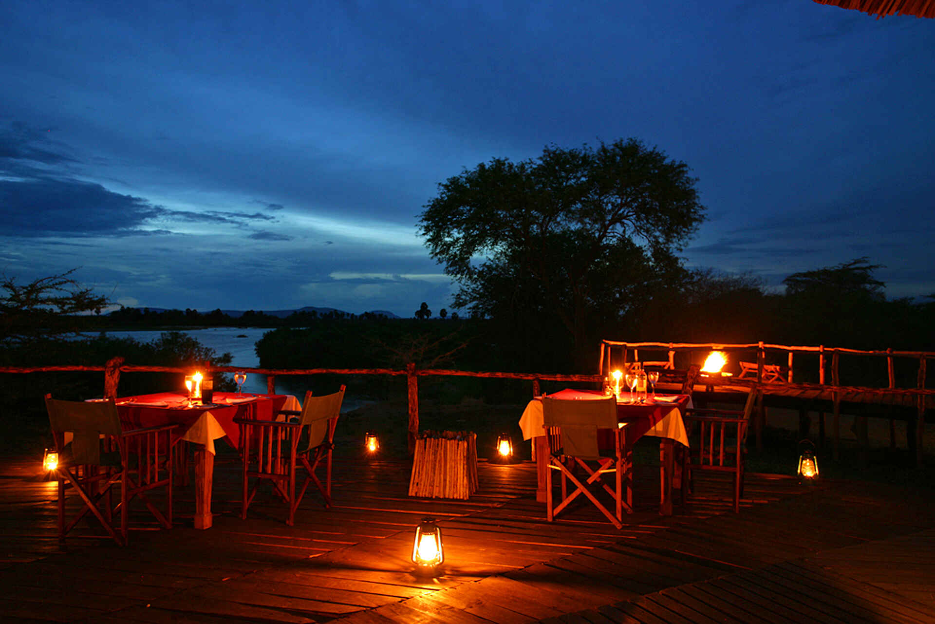 adventure camps, safari, selous impala camp, selous wildreservat, abendessen, beleuchtung, afrikarma, afrikarma safaris, afrikarma safaris - wildnis. hautnah., afrikarma.de