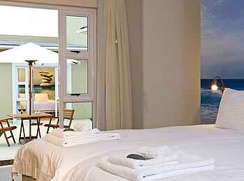 Swakopmund Guesthouse: Doppelbett und Tür zur Veranda Swakopmund Guesthouse: Doppelbett und Tür zur Veranda