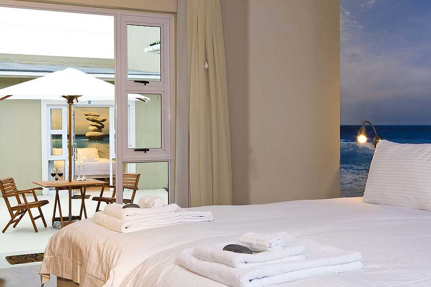 Swakopmund Guesthouse: Doppelbett und Tür zur Veranda Swakopmund Guesthouse: Doppelbett und Tür zur Veranda