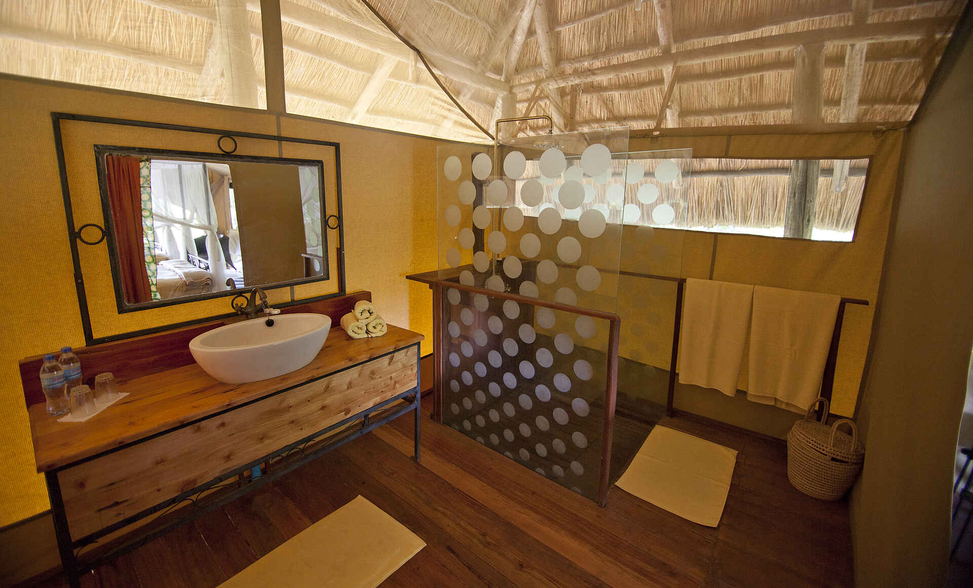 mbali mbali, tansania, tarangire nationalpark, tarangire river camp, badezimmer, dusche, waschbecken, afrikarma, afrikarma safaris, afrikarma safaris - wildnis. hautnah., afrikarma.de