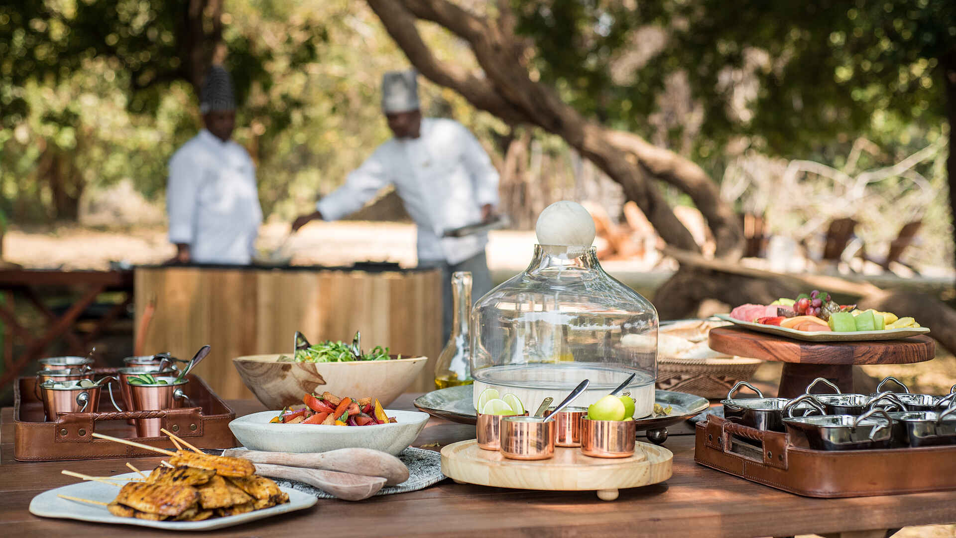 chikwenya, mana pools, Chikwenya Camp, Lower Zambezi, Mana Pools National Park, Sapi River, Sapi Safari Area, Wilderness Safaris, zambezi river, Buffett, Hähnchenspieße, Lunch, Afrikarma, Afrikarma Safaris, Afrikarma Safaris. Wildnis. Hautnah., Afrikarma.de