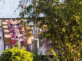 David Livingstone Safari Lodge: Holzdeck mit gedeckten Tischen David Livingstone Safari Lodge: Holzdeck mit gedeckten Tischen