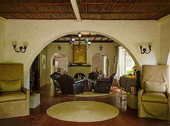 Mt. Meru Game Lodge: Lounge und Kamin