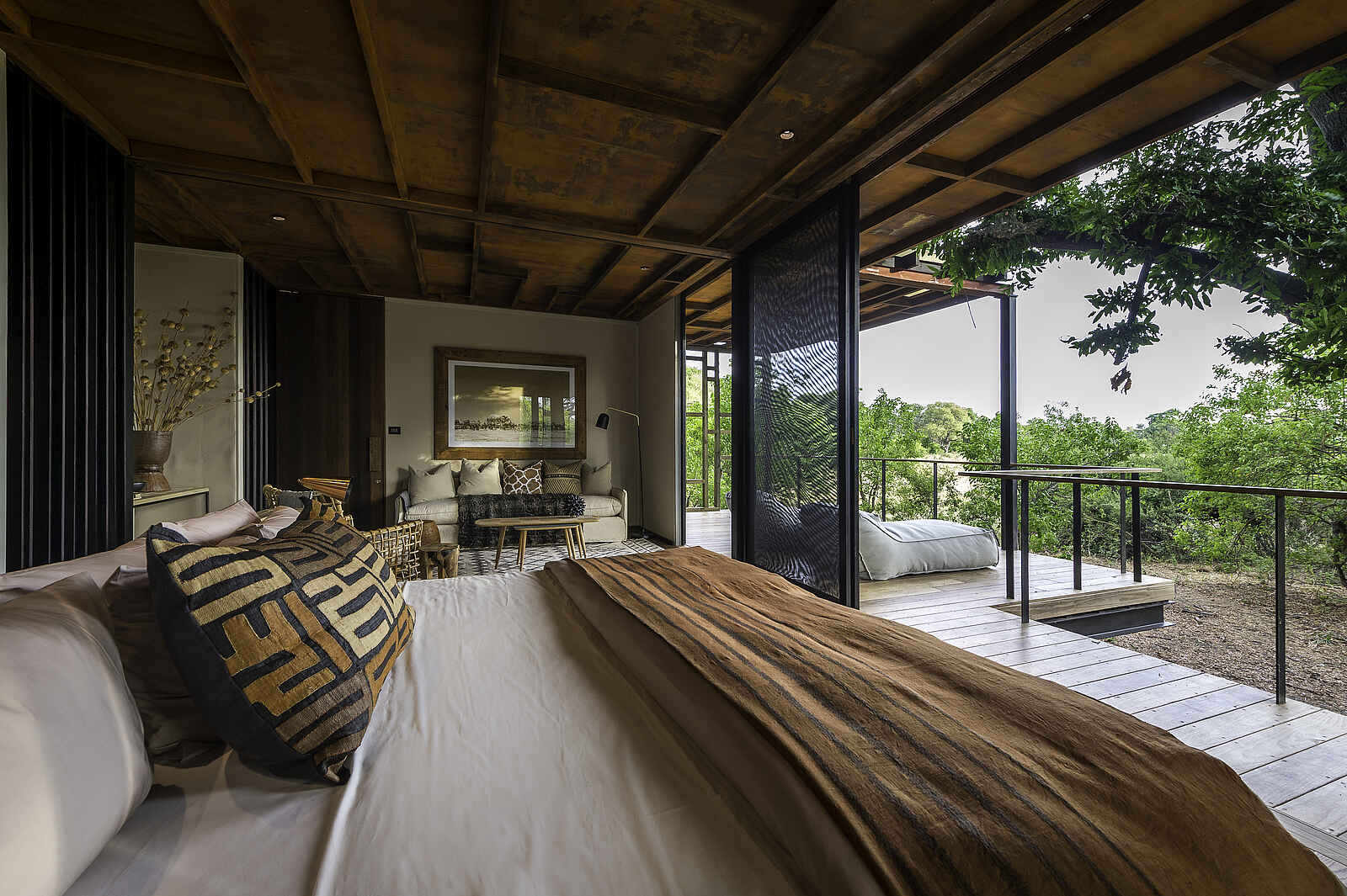 Qorokwe Camp: Doppelbett und Veranda Qorokwe Camp: Doppelbett und Veranda