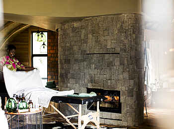 Bisate Lodge: Massageliege vor dem Kamin Bisate Lodge: Massageliege vor dem Kamin