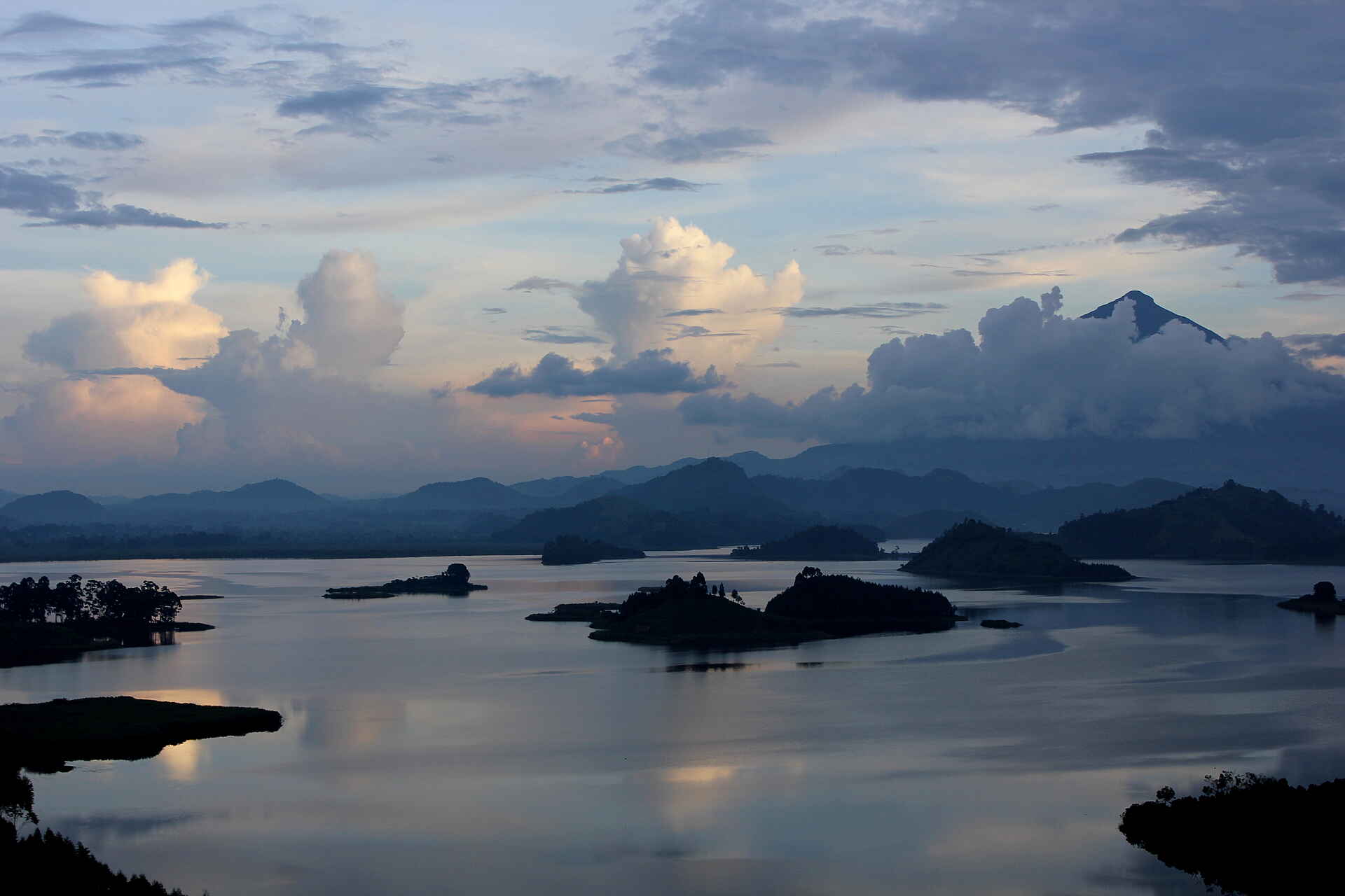 Bwindi Impenetrable Forest, Chameleon Hills Lodge, Gorilla tracking, Lake Mutanda, Landschaft, Panoramablick, Afrikarma, Afrikarma Safaris, Afrikarma Safaris - Wildnis. Hautnah., Afrikarma.de