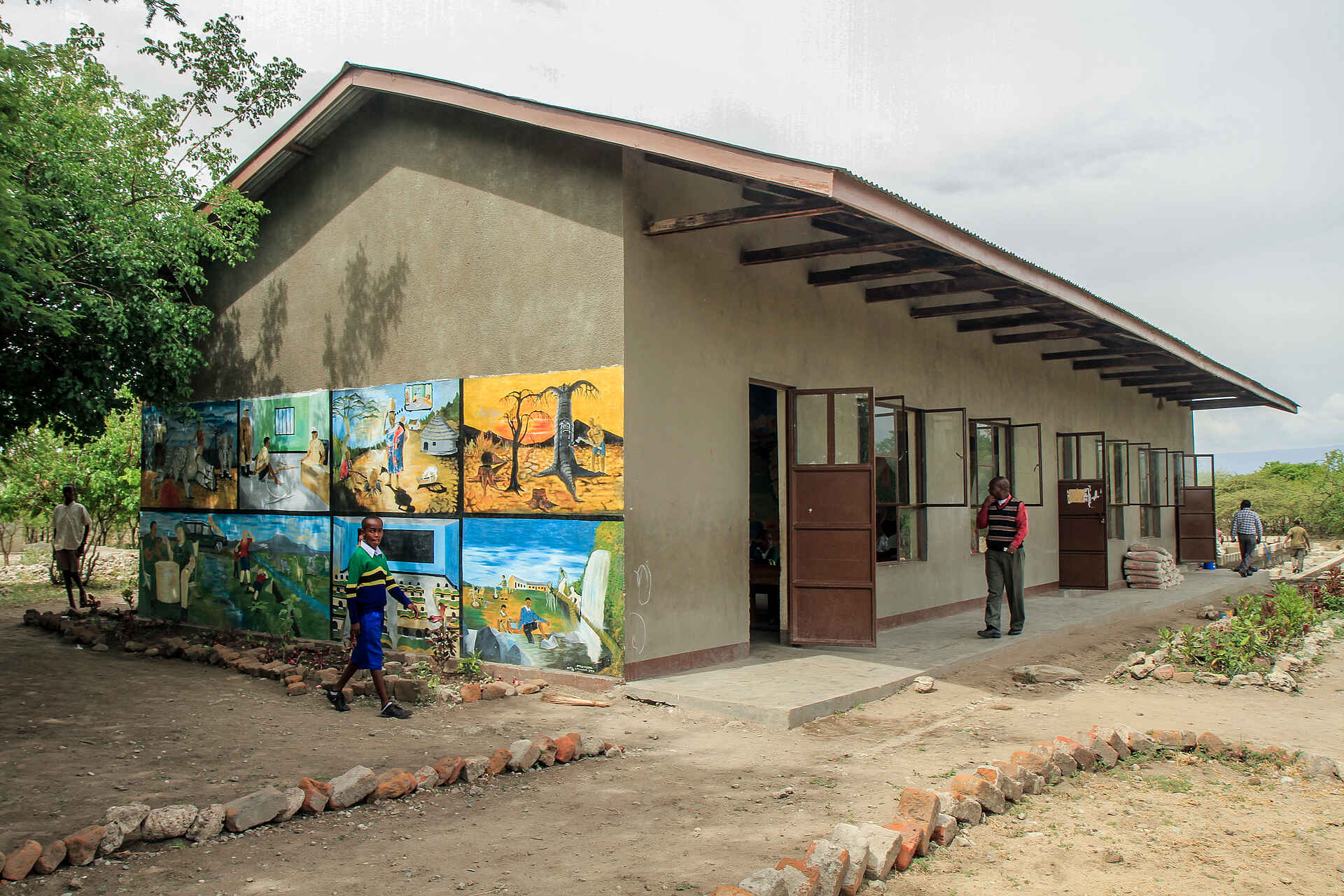 Chem Chem Lodge: Schulgebäude 5 sterne, afrikarma, arusha airport, auszeichnung, award, ballonsafari, bilder, buchen, buchung, chem chem, chem chem amani spa, chem chem lodge, chem chem reservat, chem chem reserve, elefant, fabia bausch, flamingo, gallerie, game drives, geführte Buschwanderungen, heißluftballon, helikopter, information, informieren, kilimanjaro international airport, kuro airstrip, lake manyara, lake manyara airstrip, leopard, lifewildlife, little chem chem, löwe, luxuriös, luxus, manyara, manyara-see, massage, nachhaltigkeit, nicolas negre, ostufer, pirschfahrten, private concession, private konzession, private reserve, privatreservat, reise, reisen, reiseveranstalter, safari, shop, slow safari, souvenirshop, spa, tansania, tanzania, tarangire, tarangire national park, tarangire nationalpark, urlaub, vollpension, www.afrikarma.de, yoga, aktivitäten, einheimische, kinder, lernen, schule, schüler, schulhaus