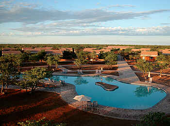 Damara Mopane Lodge: Poolanlage von Oben Damara Mopane Lodge: Poolanlage von Oben