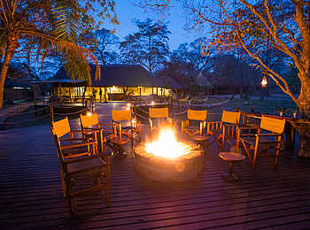 KaingU Safari Lodge: Brennendes Feuer auf dem Flussdeck