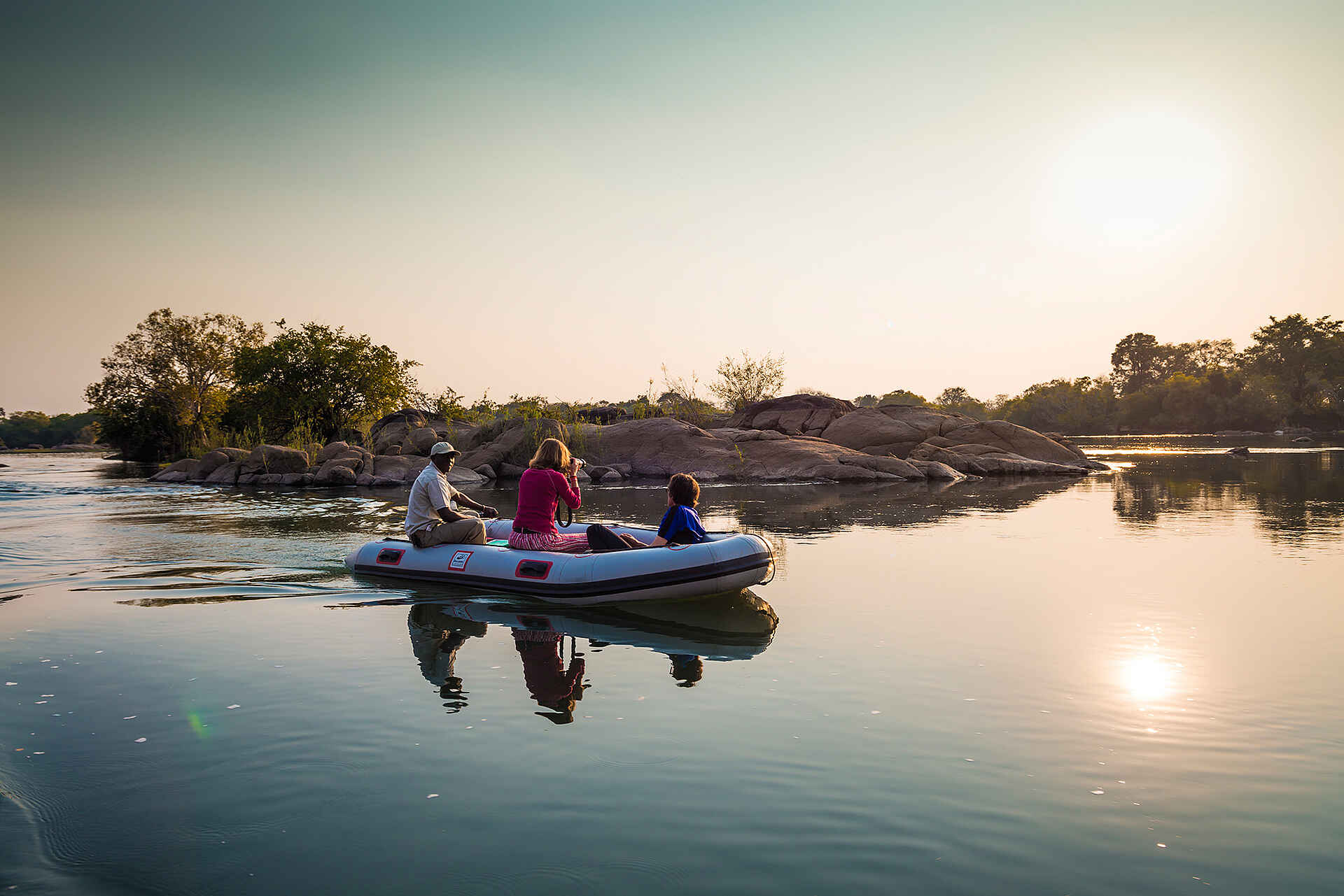 Activities, Deck, Kafue National Park, Kafue River, KaingU Safari Lodge, Aktivitäten, Flussufer, Schlauchboot, Afrikarma, Afrikarma Safaris, Afrikarma Safaris - Wildnis Hautnah, Afrikarma.de, Gil Bauer, Rick Schulz, Julia Bauer, Lynda Schulz