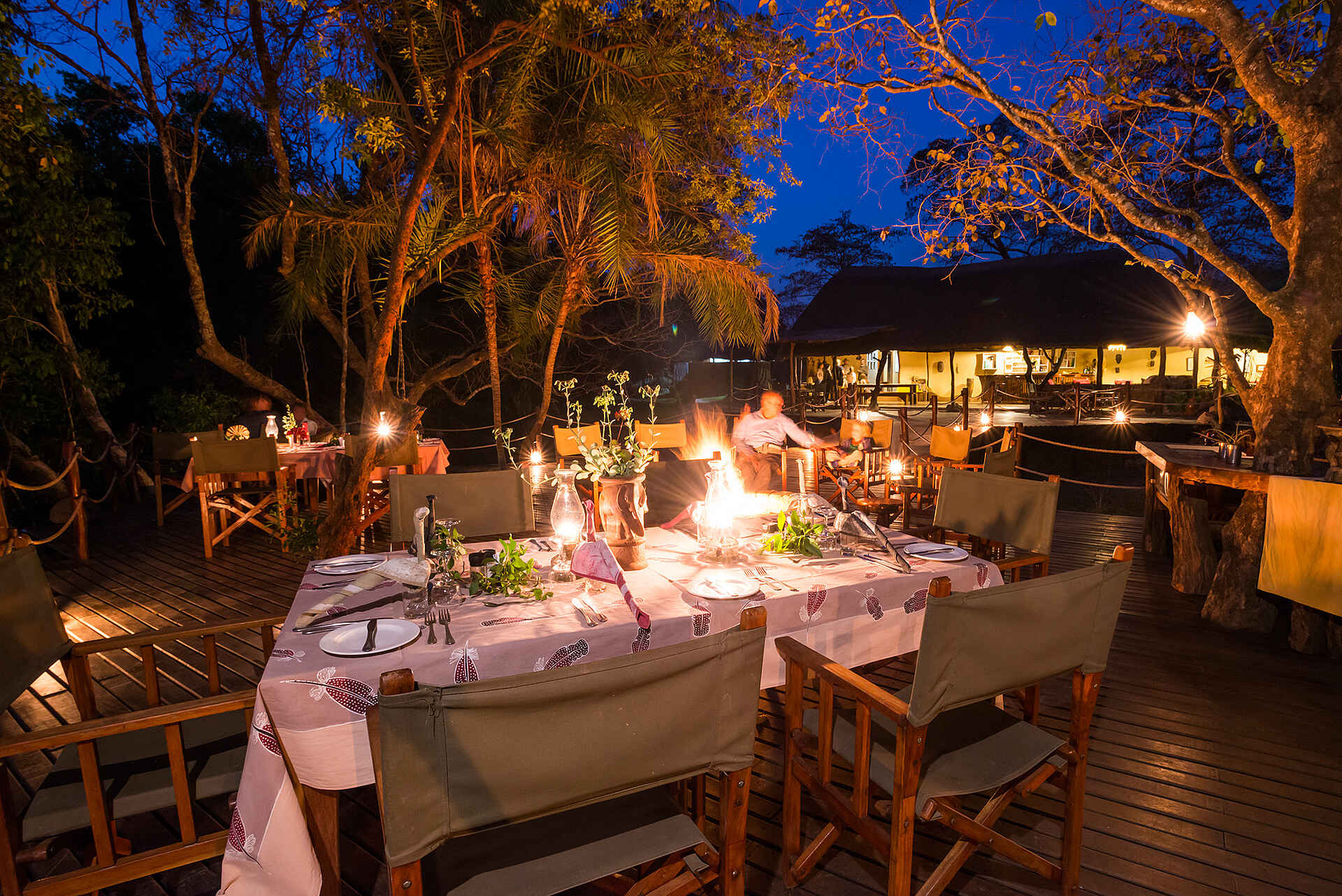 Deck, Kafue National Park, Kafue River, KaingU Safari Lodge, Dinner, Flussdeck, Hauptdeck, Hauptgebäude, Zentralbereich, Afrikarma, Afrikarma Safaris, Afrikarma Safaris - Wildnis Hautnah, Afrikarma.de, Gil Bauer, Rick Schulz, Julia Bauer, Lynda Schulz