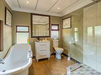 Kambaku Safari Lodge Südafrika: Das Badezimmer im Familien Chalet Kambaku Safari Lodge Südafrika: Das Badezimmer im Familien Chalet