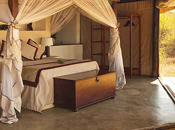 Kasaka River Lodge: Doppelbett mit Moskitonetz Kasaka River Lodge: Doppelbett mit Moskitonetz