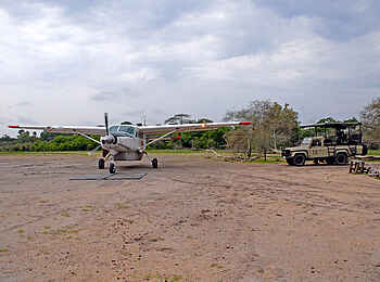 Lake Manze Camp: Ankunft am Siwandu Airstrip Lake Manze Camp: Ankunft am Siwandu Airstrip