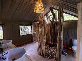 MmaTsebe Tented Camp: Zelt Dusche