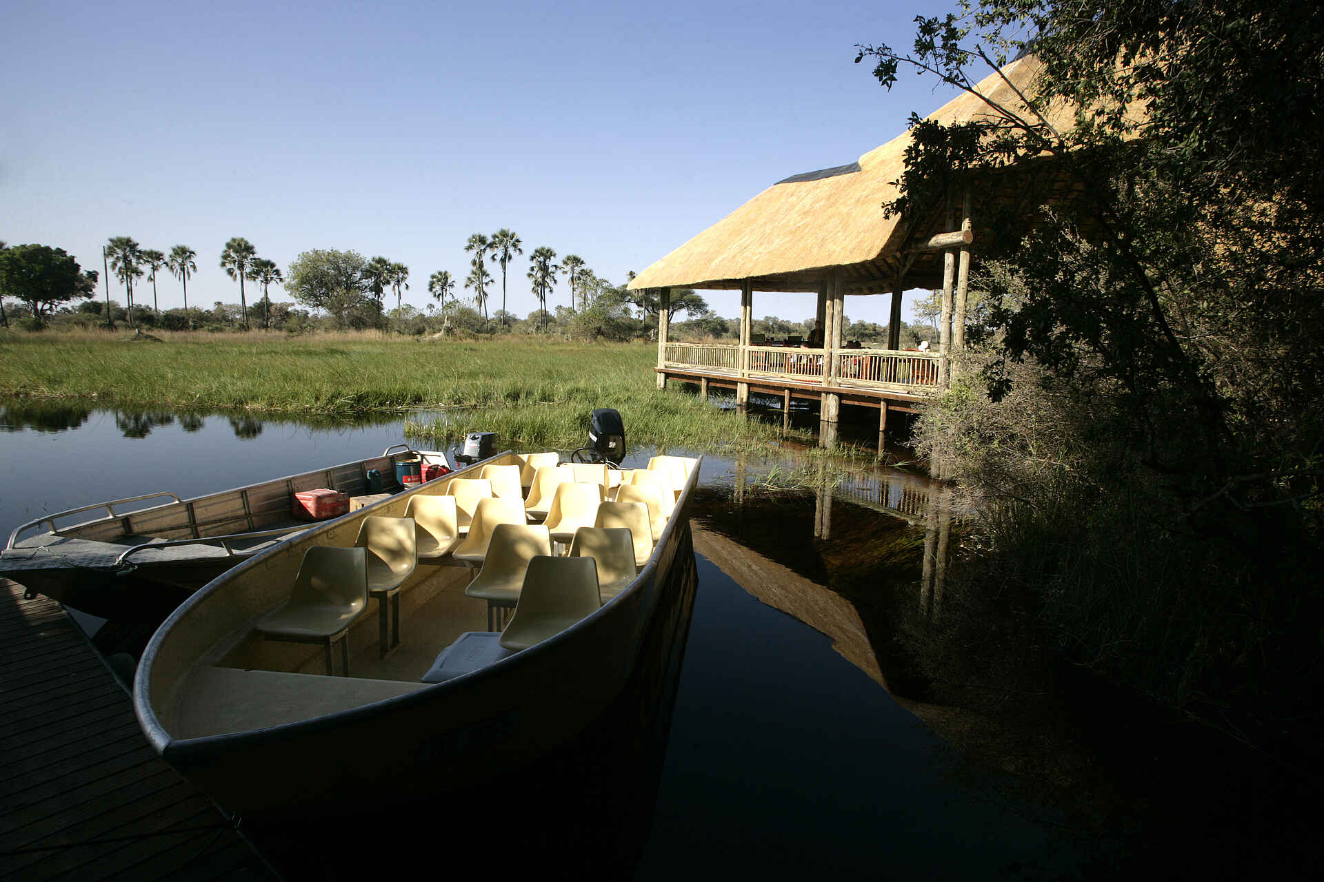 Moremi Crossing: Bootsanlegestelle Boro-River, Moremi Crossing, Moremi Game Reserve, NG 27B, Okavango-Delta, Pirschfahrt, Safari, Under One Botswana Sky, Anlegestelle, Motorboot