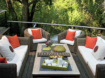 Morukuru River House: Sitzgruppe über dem Fluss Morukuru River House: Sitzgruppe über dem Fluss