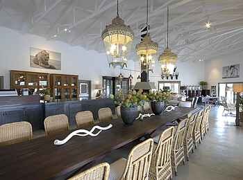 Mushara Outpost: Dekoration auf dem Esstisch