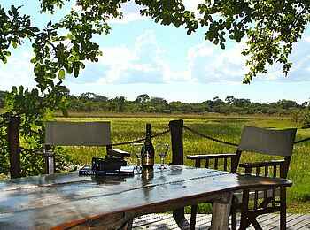 Nanzhila Plains Safari Camp: Tisch auf dem Deck Nanzhila Plains Safari Camp: Tisch auf dem Deck