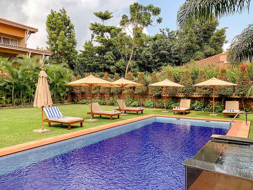 No. 5 Boutique Hotel: Pool mit Liegestühlen No. 5 Boutique Hotel: Pool mit Liegestühlen