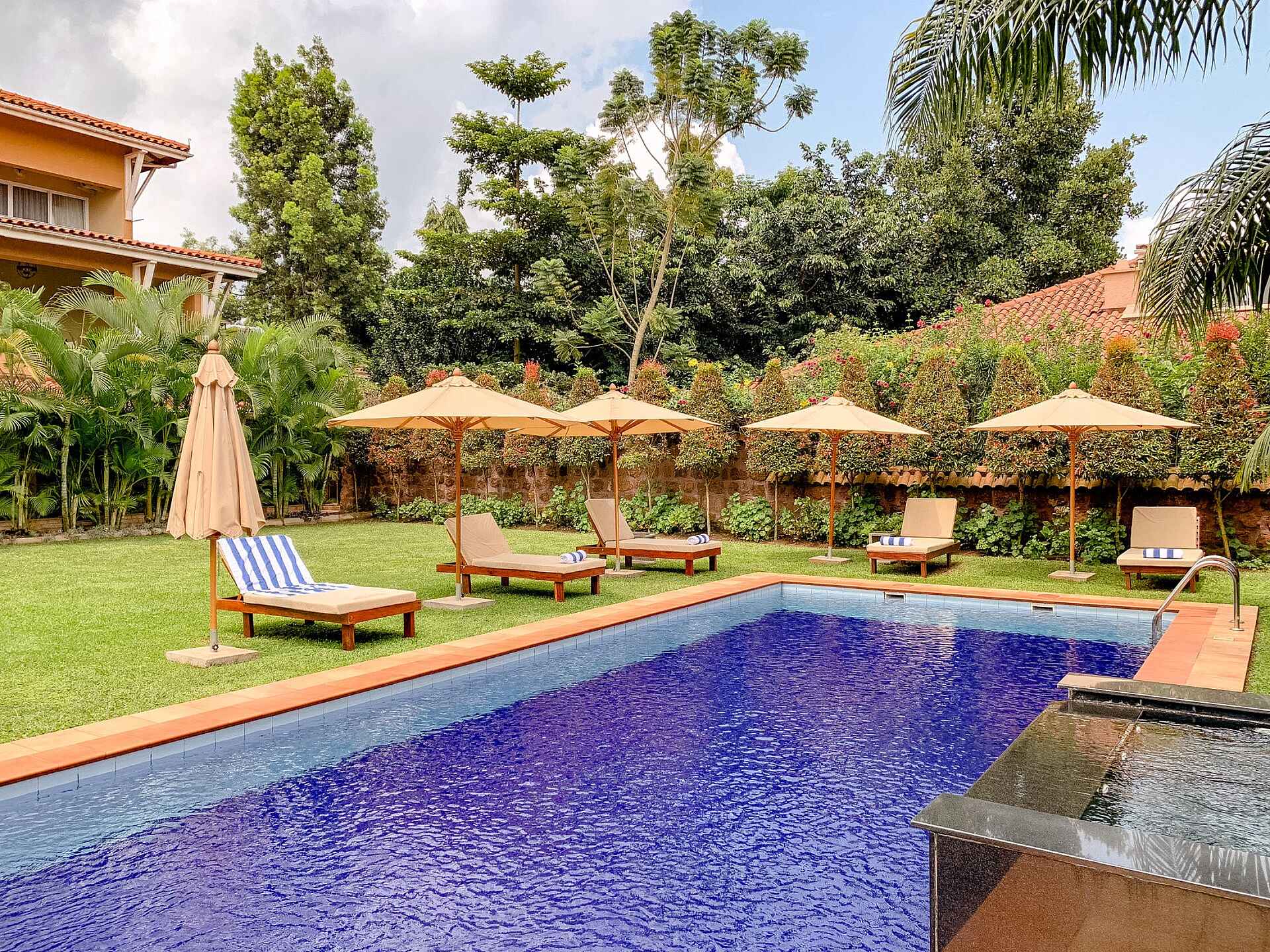 No. 5 Boutique Hotel: Pool mit Liegestühlen