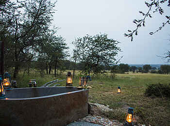 Sayari Camp: Steinbad in der Honeymoon-Suite Sayari Camp: Steinbad in der Honeymoon-Suite